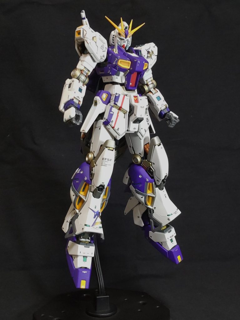 νガンダムとHi-νガンダムをミキシングしてMG Hi-ν ver.kaぽくパープルで色変えしてみました😁。ミキシングと言っても下半身を替えただけのお手軽ミキシング😅、色んな方が良くされてます。でもνとHi-νで白色が違うので塗装は必要。「パネルラインぽくなるかな~」と思い装甲の一部を塗装、一部を成形色としてズボラしてます😅。「白って200色あんねん」っていうアンミカさんの言葉通り、色合いが微妙に違いますが良しとします😄。