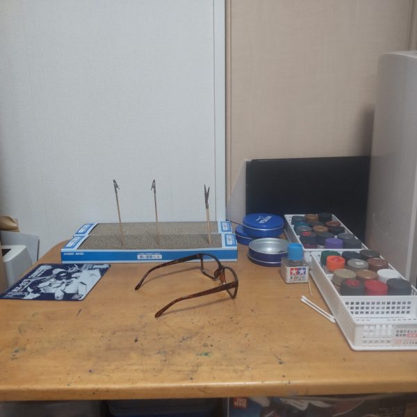 最後の最後に塗料が足らなくなる😱、あるあるですかね😅。今週、会社の帰りでも買って帰ります😄。2枚目は、私の戦場😅、この机で作業しております。（2枚目）