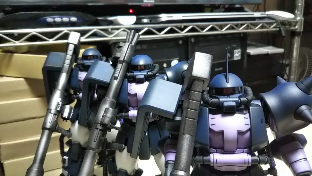 ザクⅡR-1A型ver2.0黒い三連星カラーです2000年代にまとめて制作しました今になって一週間ほどで再塗装(グラデーション化)完了しましたさらにデカールを追加しております💦デカールは一枚でしたが💦