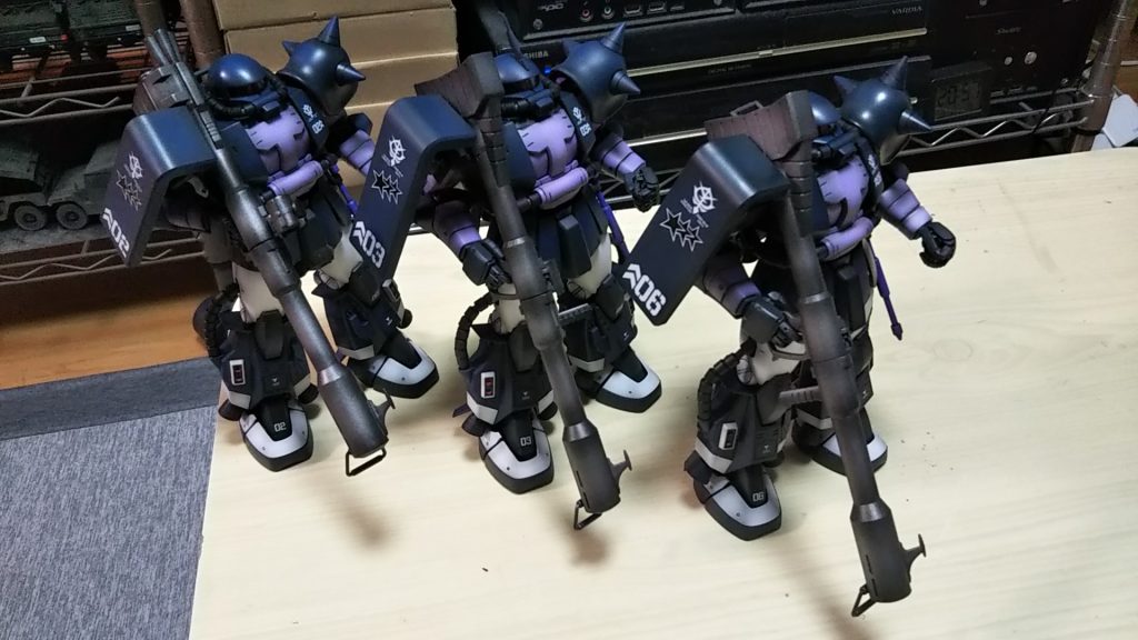 同じようなものを同じように3つ仕上げました過去に旧ザク、ver1.0、トリプルドムと通常の三倍制作時間かかるチームですが揃えない訳には行かないのです💦