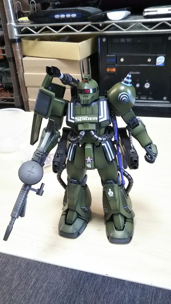 正面緑塗るのは得意ですちなみにプレバン限定ではなく（作った時発売されてない）一般のザクキャノンを緑に塗り分けました。さらにデカールを入手したのでやや明るいグリーンに塗り直し、グラデーション化しました💦