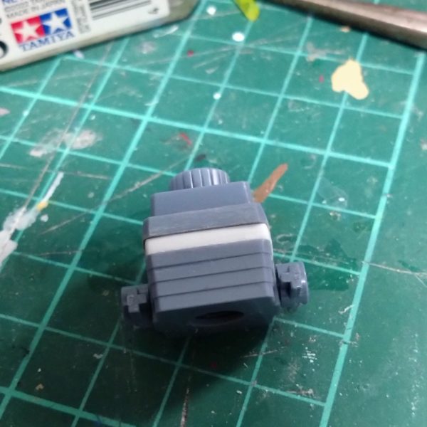 次は何をやろうかと旧キットのエルメスか？決まって無かったので手近にあったジオングをいじってます。パーフェクト・ララァ・スンの後だしパーフェクト・ジオングでも良いかと。とりあえずは首をプラ板で延長。胴体部分の軸を延長して下側にその分のプラ板を足しました。ドム足の接続部分に仮ですがジャンクパーツ挟んで延長してみました。コレで全体に大きくなりました。脚部は仮ですがコレを軸にこのままいくか何かするか考えてみます。（1枚目）