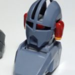 頭部を軽く組んでモノアイ動かしてみました。そして胸と腹の部分を切断してボールジョ[…]