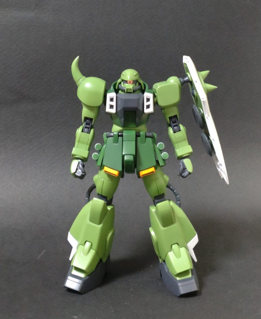 HGCEインパルスと並べながら、最近のプロポーションに近づけていきました。肩関節をポリキャップに変更し、肘は2重関節化。腰もボールジョイントを二つ仕込んで延長と可動域を向上させています。股関節は3軸可動にしました。やはり昨今のキットと並べる点では腰の可動化が一番効いていますね。モノアイはHアイズです。