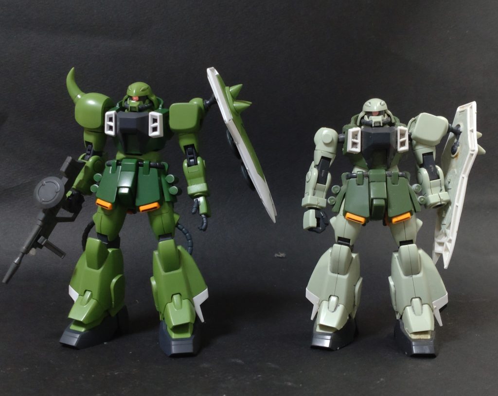 20年前に作成したキットと並べると違いがよく分かります。前腕の見栄えもよくなりました。色は比較的最近発売されたMGザクウォーリアを参考に劇中よりの濃いめの色にしてみました。
