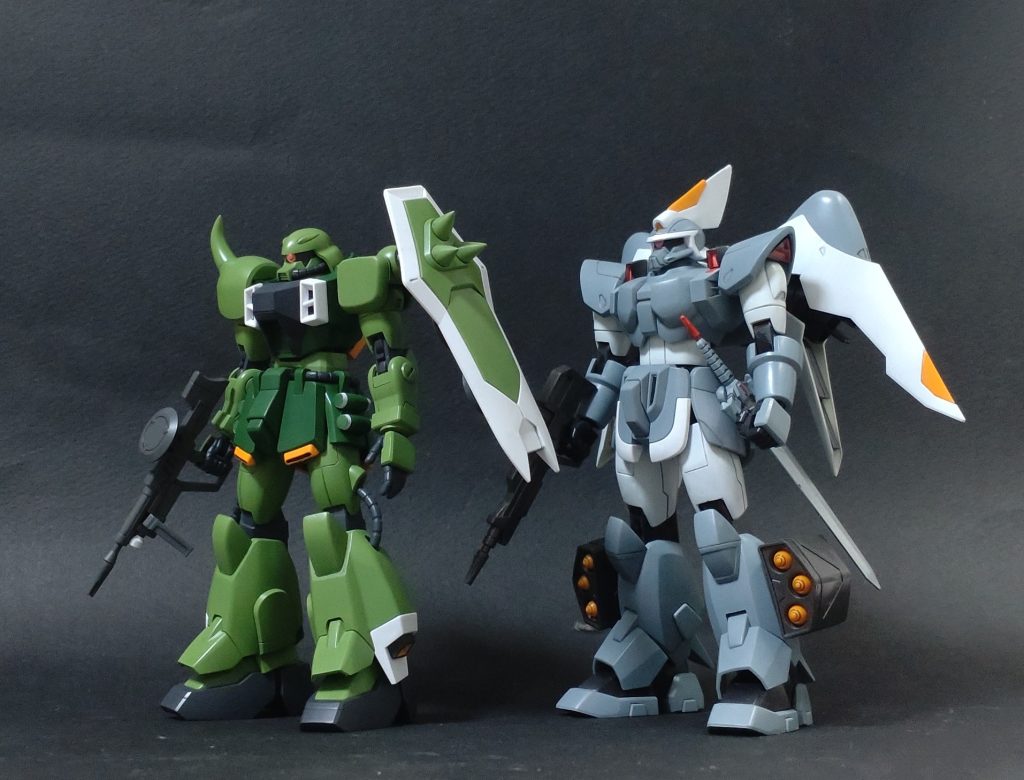 以前作成したHGCE風のジンと並べて。令和のザクもキット化された時代に平成のザクを作っていました。