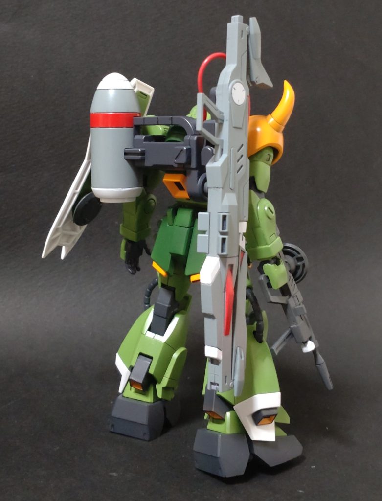 本体は各所シャープ化と、肘関節をストライクフリーダムから移植、股関節はジャンクパーツで三軸化、腰をダブルボールジョイントでかなり動かせるようにしています。ガナーウィザードは20年近く前の当時物を改修しました。合わせめ消し・全塗装と、アームが破損したので作り直しています。