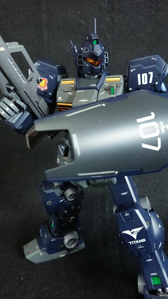 ラッカー塗料とエナメル塗料を使用してます。