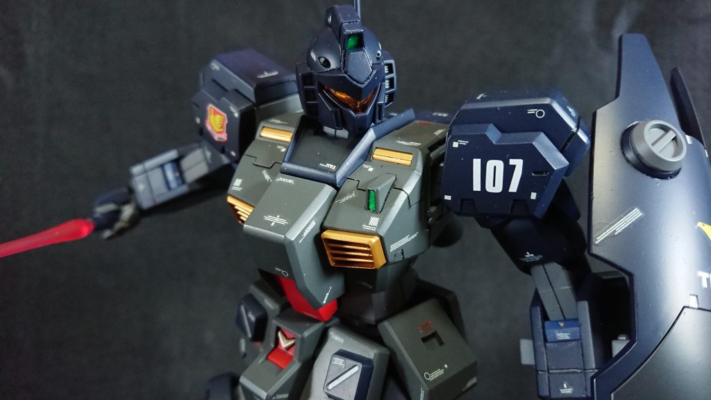 デカールはホワイト系を多目に貼り付けてます。