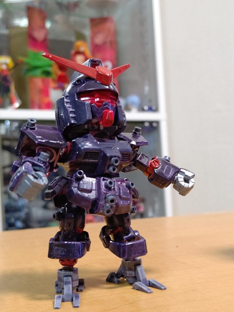 さいしょは赤いガンダムにしようと思って下地にパープル塗ったらもうサイコガンダムにしか見えなくなリました、メガ粒子砲の砲門貼りまくって、マスク形状変えて、プラ板プラ棒でアイシールドつくって、つま先はポールジョイント位置を後ろから下に移動して30MSのパーツをつけました。ピッタリです。