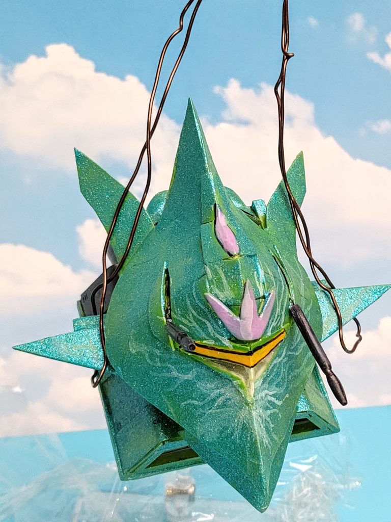 シャロンの薔薇劇中映像みて雰囲気寄せました100均のラメ入りネイルエナメルで全体上塗りしてテカテカ不思議な感じ出して、エナメルホワイトでコクピットからうねうね模様手描きしました。なかなか雰囲気でたんではないでしょーか🤩🤩🤩あと、手抜きでただの真鍮線だった砲身をランナー削り出しで作り直してます。#ジークアクス