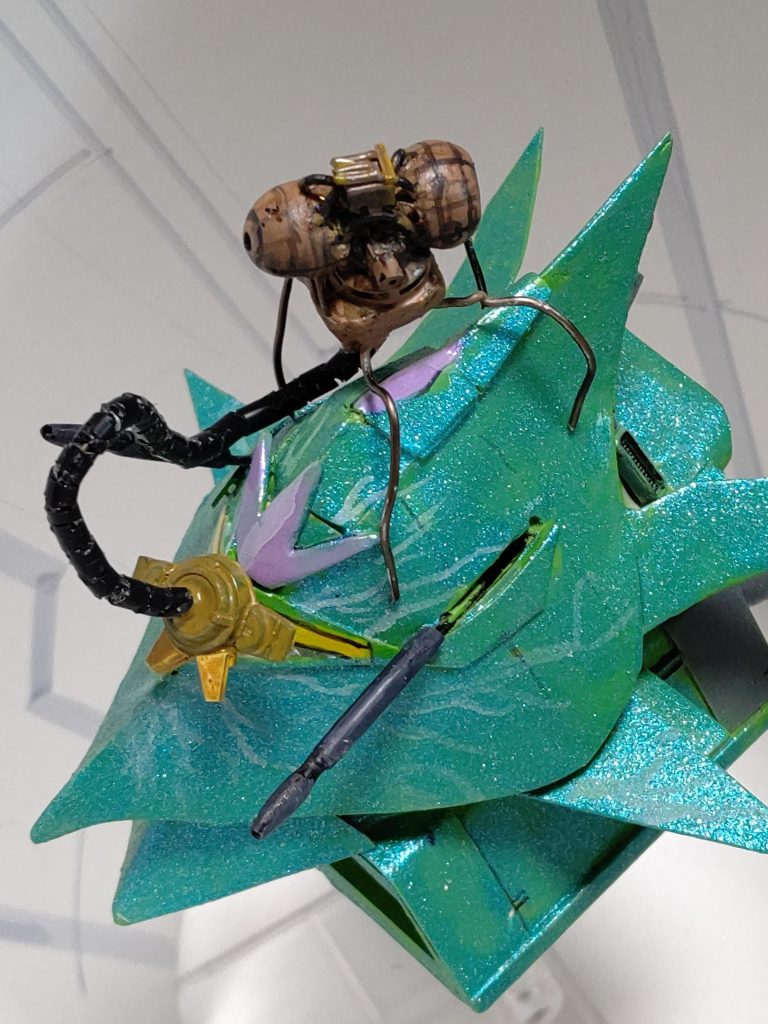 寄生している感があります虫みたな足があるんです