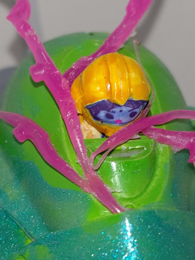 薔薇の中には謎の少女が乗ってますいったい◯ラアさんなのか?ちゅうちゅう吸われて心配ですね注意⚠️薔薇のイバラのつもりです（笑） 