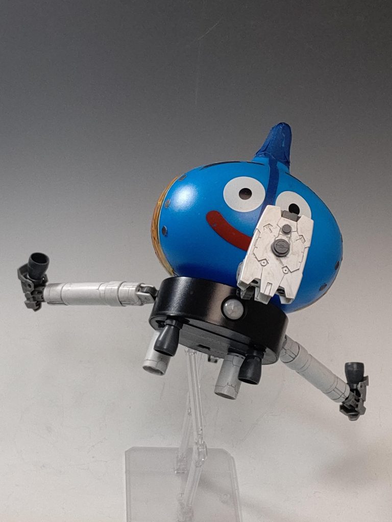 ボディー素材は多分一番くじか何かのだったような気がします。光るはずですが故障してます