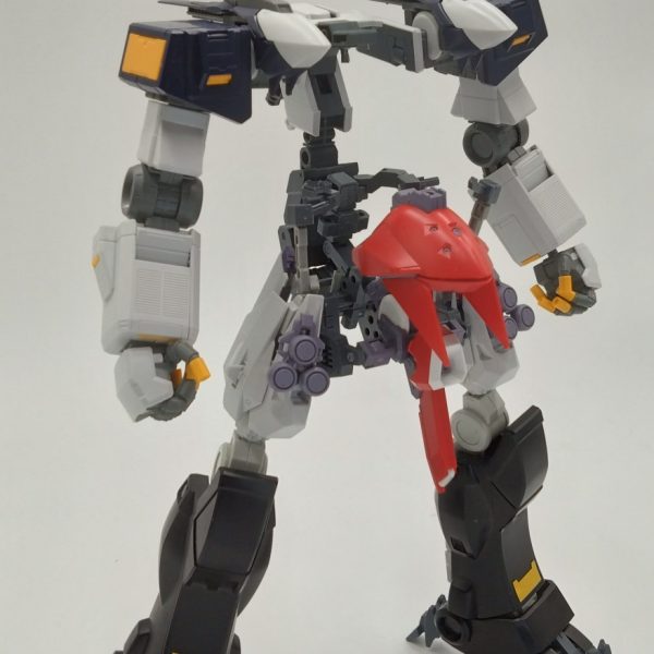 赤いガンダムもとい黒いガンダム用サイコアームド・ベース製作中いまんとこは自立してるけどもうちょい脚関節を強化したい（1枚目）