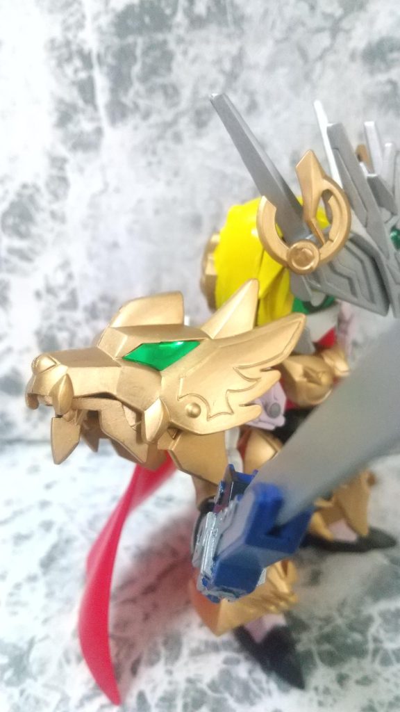 魔星大将軍のトラパーツを使用 下アゴは武聖関羽雲長νガンダムの下駄パーツストライクルージュ カガリのパーソナルマーク獅子を表現 ナイトストライクルージュ覚醒により、チカラが宿り右肩に装備される