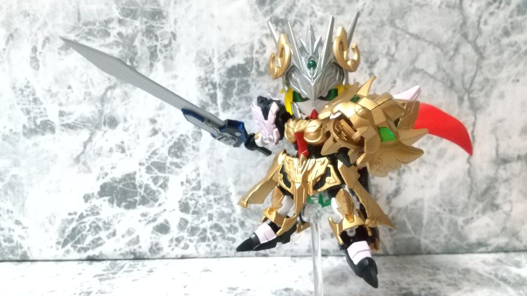 金獅子の盾(アカツキの盾モチーフ)父であるアカツキガンダムのヤタノカガミのように相手が放ったエネルギー状の攻撃(飛ぶ斬撃や炎や雷などの属性攻撃)を反射できるが、父のように上手く扱えていない点もある