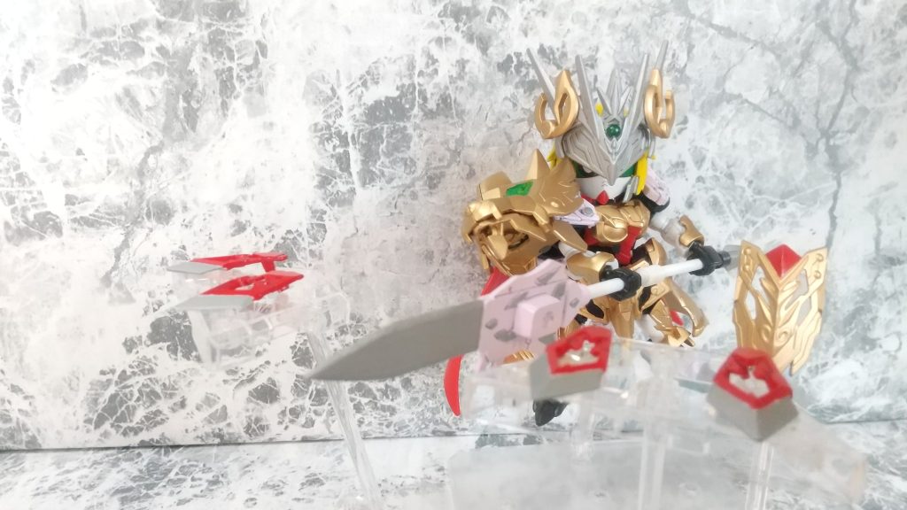 そのまま槍として使用可能だが、花びらをモチーフとした4つの刃と中央の小型の盾は分離でき、ナイトストライクルージュの意のままに操作できる