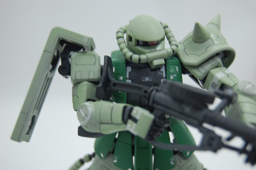 肩のシールドやスパイクアーマーは小さなアブアームみたいな物で接続されてるので結構フレキシブルに動きます。