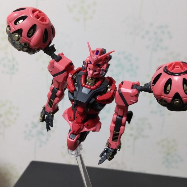　赤いガンダムは成型色活かしで筆塗り部分塗装。ビットの黒い溝は、成型色活かしなのでいったん筆塗りした後にハミ出し部分をヤスリがけして塗り分け（ちょっと黒ずんでしまったかも）。本体は軟質プラなので掘りなおしで毎回苦戦。黄色部分は塗りづらいので金色で塗ってしまう。胸部両端の赤い部分は差し込み棒を延長して少し幅広に見えるように。　ジークアクス上映日からなに作るか決めていたのに、気づけばもう最終回放映日。最終回の余韻の残るうちに完成を目指す！（1枚目）