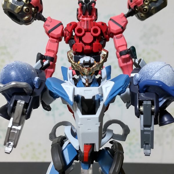 　赤いガンダムは成型色活かしで筆塗り部分塗装。ビットの黒い溝は、成型色活かしなのでいったん筆塗りした後にハミ出し部分をヤスリがけして塗り分け（ちょっと黒ずんでしまったかも）。本体は軟質プラなので掘りなおしで毎回苦戦。黄色部分は塗りづらいので金色で塗ってしまう。胸部両端の赤い部分は差し込み棒を延長して少し幅広に見えるように。　ジークアクス上映日からなに作るか決めていたのに、気づけばもう最終回放映日。最終回の余韻の残るうちに完成を目指す！（2枚目）
