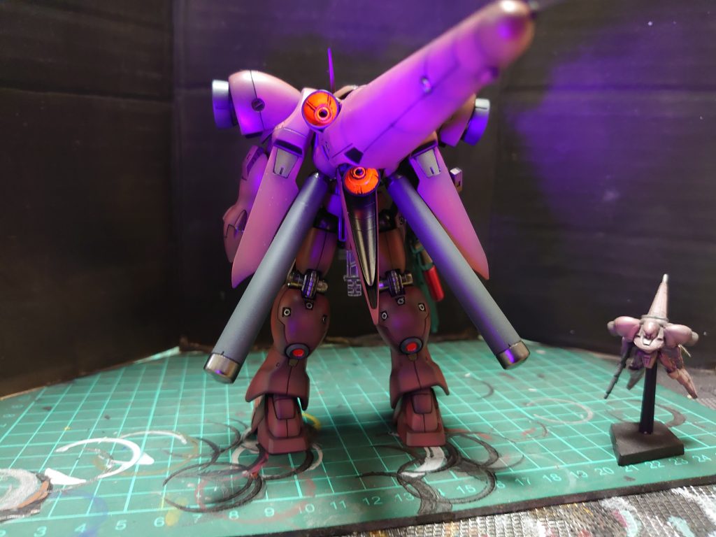 後ろ姿砲身はタミヤメタリックグレー、マットで青みがかった金属色がよい感じ。