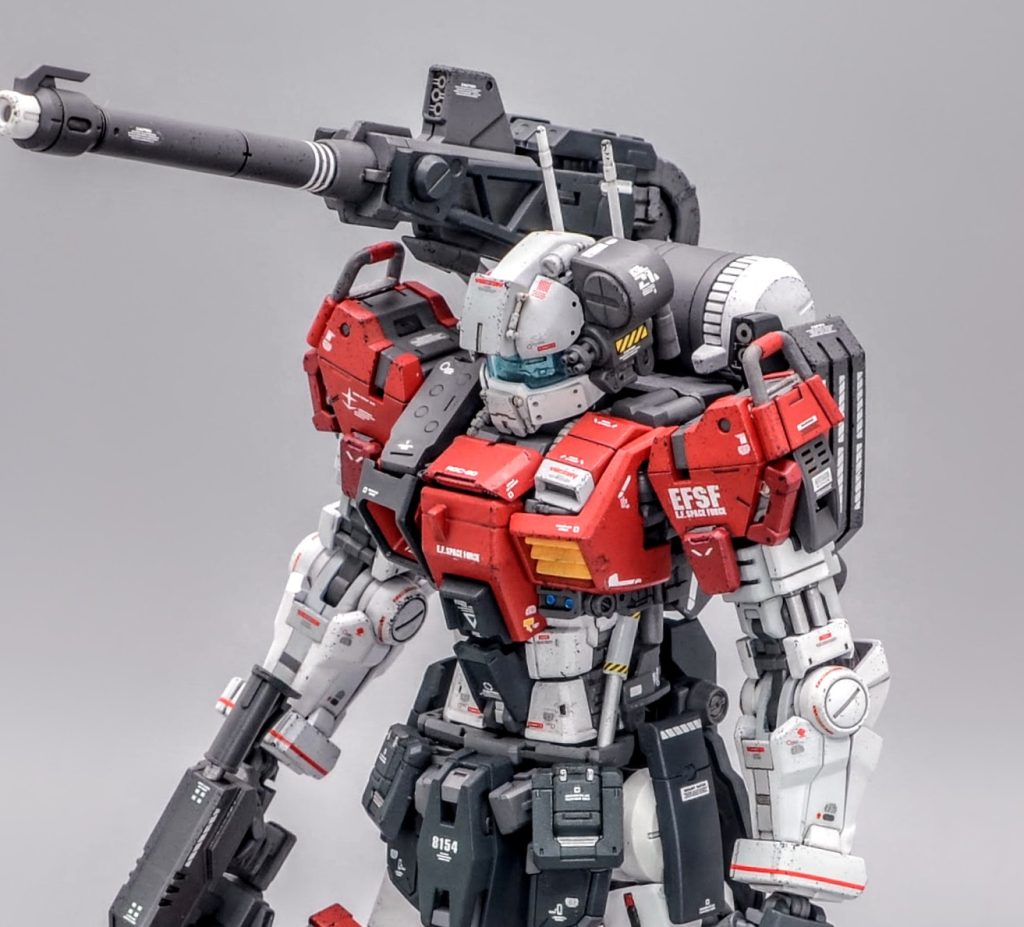 武装です。頭部は従来のバルカン砲を廃して大口径のガトリングガンポッドを装着しています弾倉は大きく頭部からはみ出しているデザインにしました