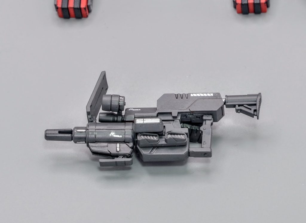 ビームスプレーガンもアレンジを加えて製作しましたバレル用小型シールドやスキッドタイプのバイポッドを装備したカスタムタイプです