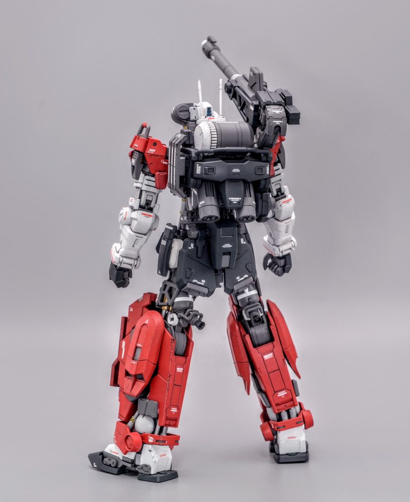 背面もかなりオリジナルからアレンジしましたバックパックは大型タンク付きのものを装備、ふくらはぎもタンクを装備していますシリンダーダンパーがチラっと見える感じをこだわりました