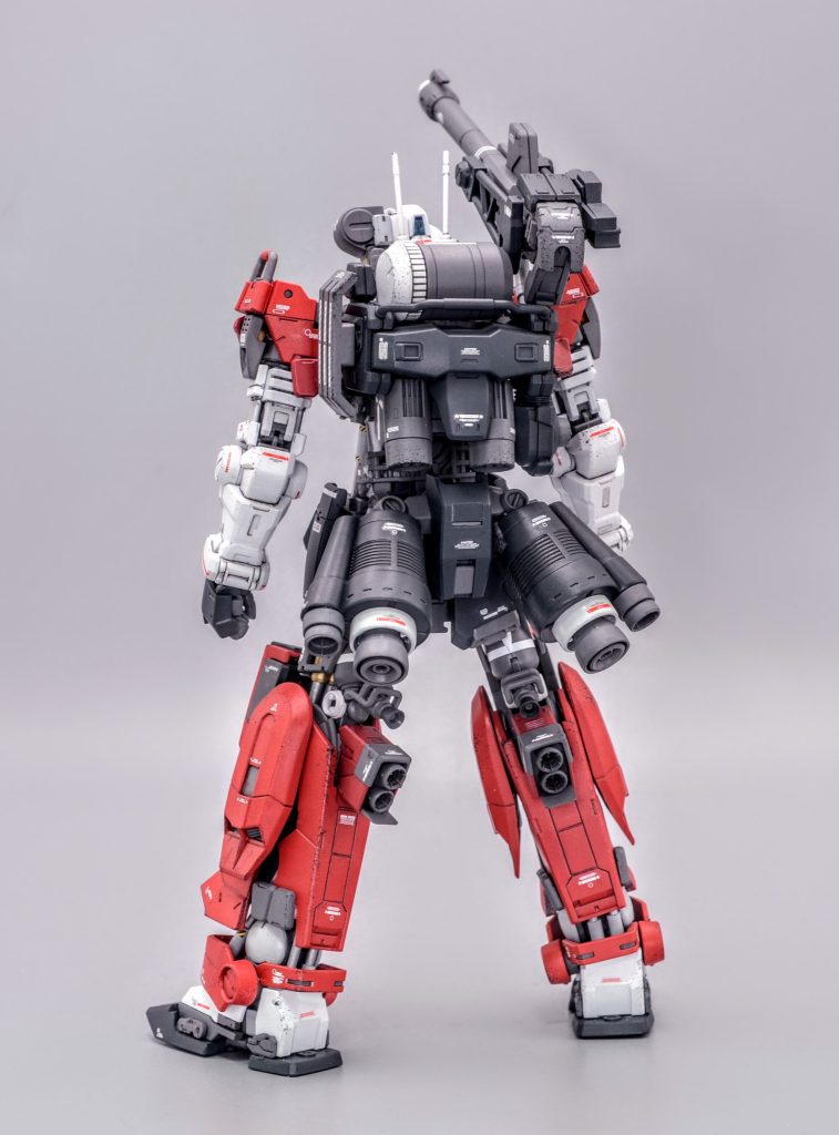 背面です。腰部の大型ロケットブースターと脚部の追加バーニアで推力を強化しました。