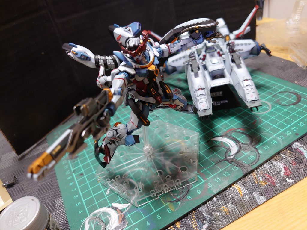 戦艦を背景に。