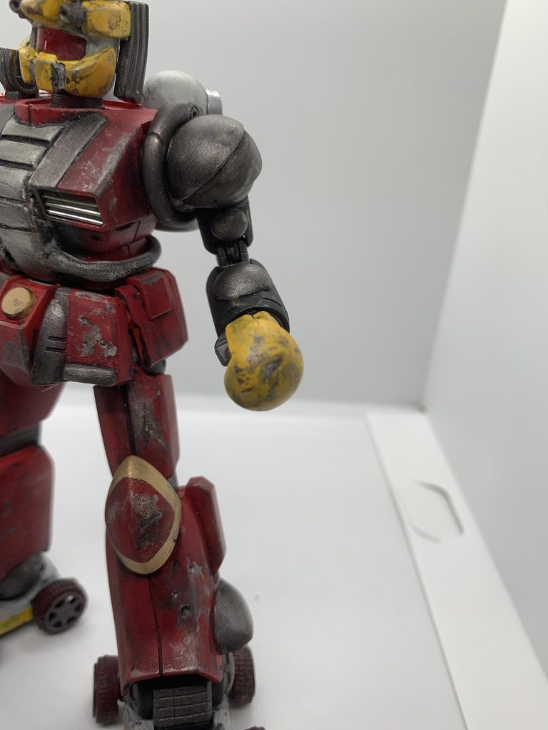 左手にはナックルを装備しています。単純に強いパンチでぶん殴ります。腕には球状の追加増装をして防御力を上げています。