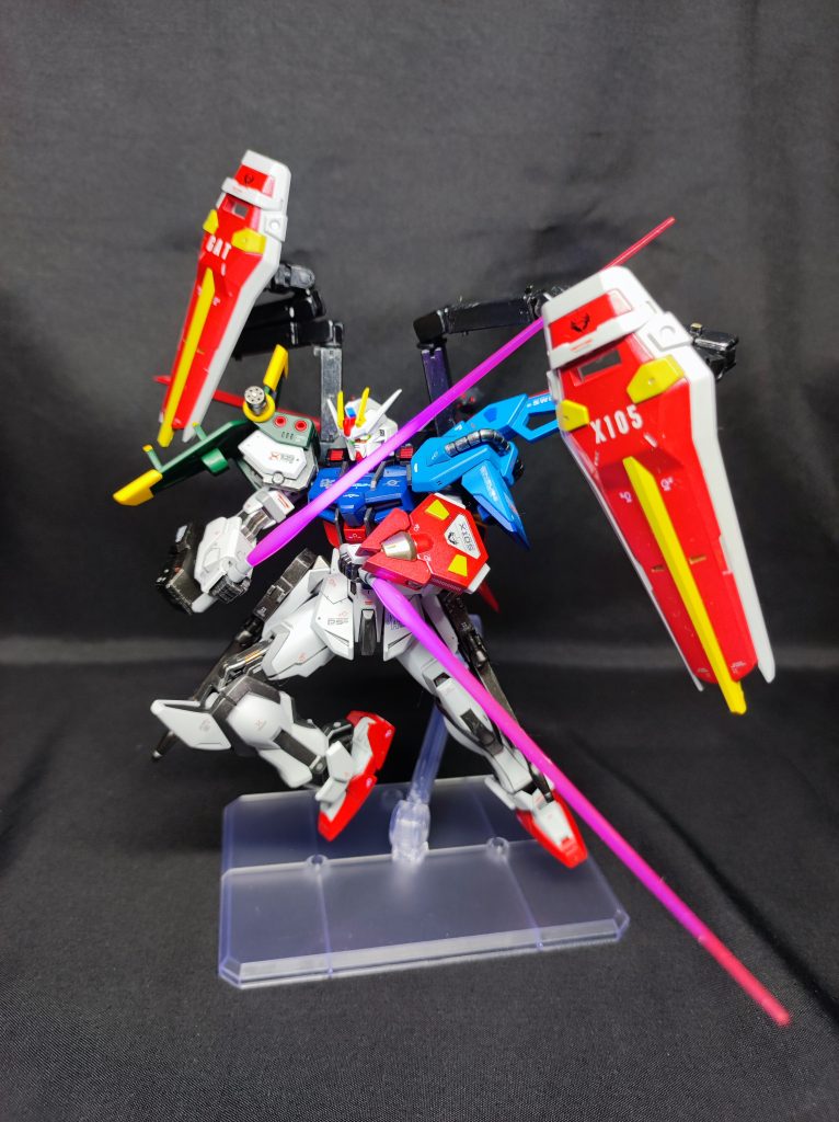 サーベル二刀流！(実弾兵装＆足ブースターパージ後)～以下妄想～フォートレスストライクは、オーブ防衛戦に際してモルゲンレーテ社が提案、実装したストライクの急造強化プランであり、大気圏内における重要拠点防衛を主目的として開発された。  