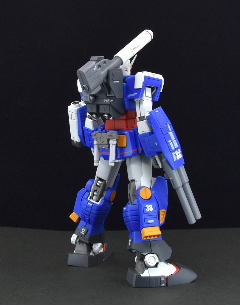 腰にジャンクパーツ等でサーベルラックを追加。バーニアはコトブキヤのパーツで大型化してあります。