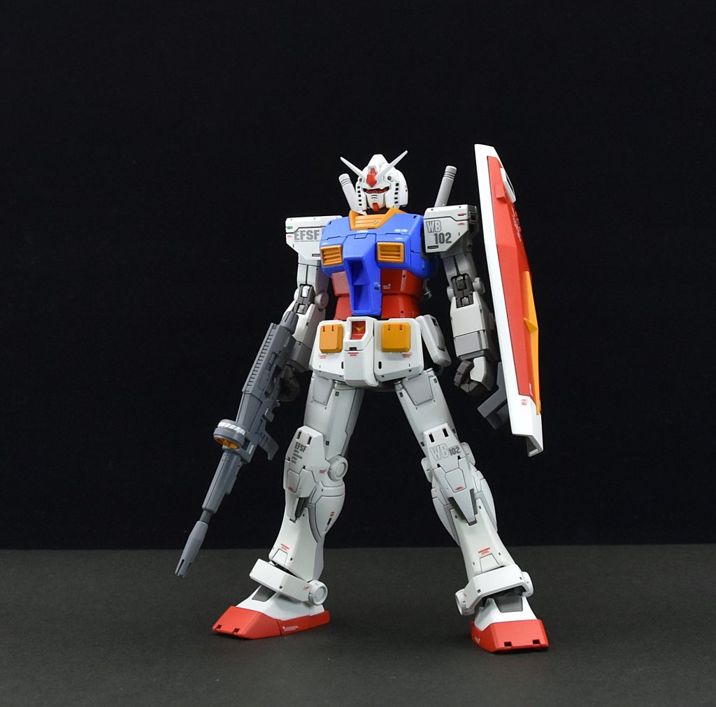 装甲を取り外したガンダムです。装甲の裏を削り込み＋組み立て時にモデリングワックスで保護。それでも抵抗を感じる箇所は再度削り込みを繰り返しました。 