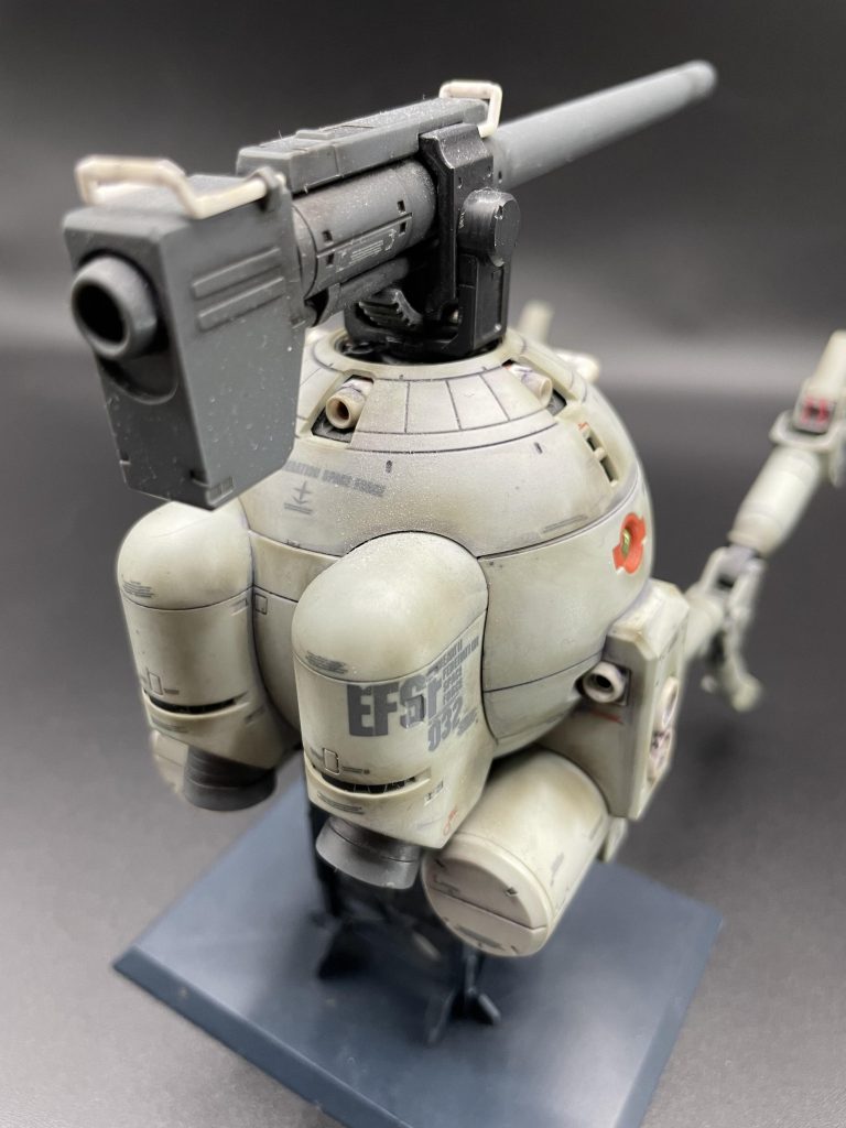 整形色につや消しクリア、エナメルでスミ入れ、ガンダムマーカーとタミヤのウェザリングマスターを使用しました 無重力での汚れっぽく見えるように、全体的にぼんやりと隙間に汚れが溜まっているような感じにしてみました