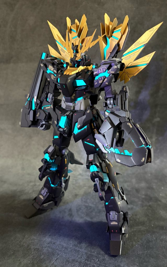 カラー黒:フィニッシャーズブルーパープルをベースにガイアEXブラック、フィニッシャーズニンジャパープルで調色グレー:ガイアカラー、ニュートラルグレー4に気持ちニンジャパープルをほんの少しフレーム:NASCAメカサフスーパーヘビーとグレーにて調色金:ガイアカラースターブライトゴールドサイコフレーム下地黒サフ→フィニッシャーズクロームシルバー→ガイア蛍光ブルーグリーンサイコフレームは艶消したほうがガラついて良き全体艶消し仕上げブラックライトで発光します