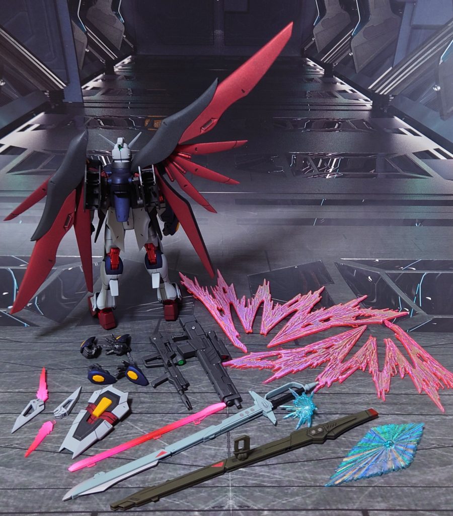 付属品一式。エフェクト類にガンダムマーカー・ホロのシリーズを導入、こちらはとても良い具合になりました。公式的には“ガンダムマーカー・光沢/つや消し以外のトップコートはNG”となっていますが、水性トップコートで特に問題なく、光沢を掛けられました。ついでに、ビームライフルとは別の手持ちレールガン…に見立てた他社プラモのライフルを追加しました。■塗装工程白：黒サフ→明灰白色→つや消し青：黒サフ→レーシングブルー→つや消し赤∶黒サフ→メタリックレッド→つや消し黒：黒サフ→メタリックブラック→つや消し黄：グレーサフ→黄橙色→つや消し関節フレーム赤：黒サフ→シルバーリーフ→メタリックレッド→光沢その他グレー：黒サフ→ブライトガンメタル→つや消しポリキャップ：PPプライマー→シルバーリーフ→メタリックレッド→光沢ツインアイ：目の周りをガンダムマーカー・ブラック→目をガンダムマーカー・サイコフレームホログリーン→光沢頭部センサー：キット付属シールを使用ビームライフルセンサー：市販のレンズ型パーツ・シール素材を使用アロンダイト青：黒サフ→ライトブルー→つや消しアロンダイト刃：黒サフ→シルバーリーフ→つや消し高エネルギー長射程ビーム砲：黒サフ→オリーブドラブ→つや消しジョイント類・アロンダイトグリップ：黒サフアロンダイト/フラッシュエッジ2ビーム刃エフェクト：先端側にメタリックレッド→根元側にベースホワイト→全体に蛍光ピンクパルマフィオキーナエフェクト・ソリドゥスフルゴールエフェクト：表側にガンダムマーカー・光の翼ホロブルー→全体に光沢光の翼エフェクト：ガンダムマーカー・トランザムホロレッド→光沢その他墨入れ・部分塗装∶ガンダムマーカー各種を使用