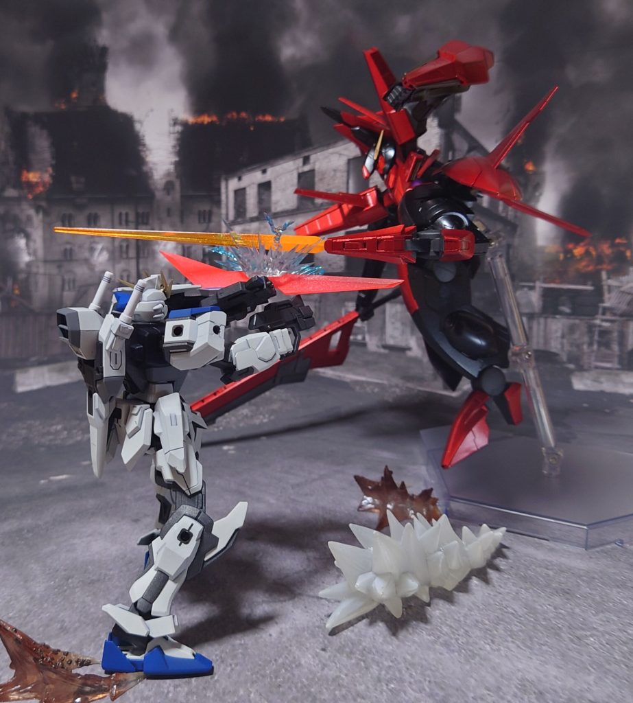 “ちょいさぁ！”爪先に仕込まれたGNビームサーベルが襲う。