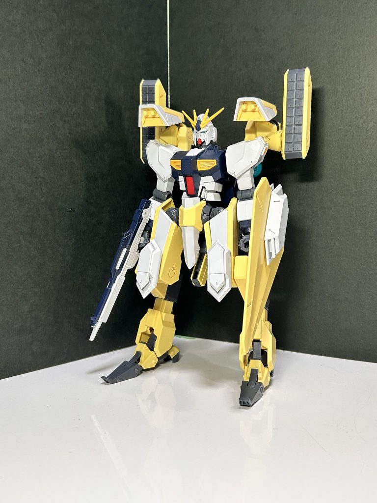 塗装前。自分的にはレイキの両腕とミサイルポットをガチャガチャ組み合わせて作ったバックパックとνのふくらはぎ丸ごと使った腰後部の大型ブースターが上手くいって気に入ってます。