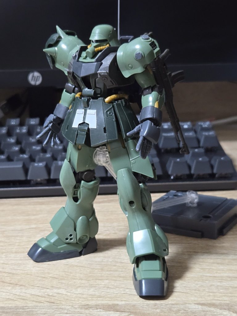 それでは製作工程です。HGUCギラ・ズール(親衛隊機)をベースに胴2mm、首2mmを延長し、可動域を拡張。バックパックは色々搭載したかったので、HG高機動型ザク(黒い三連星)のものを軸を改造のうえ移植しています。ついでに3mm穴の部分は使用しないので、100均の網戸補修ネットで塞いでみたり。 また、左肩スパイクアーマーは撤去し、30mmのオプションパーツを改造の上取り付けています。少し旧ザク感が出たかと...。ハンドパーツはビルドハンズを使用し、指先の表現を追加。 設定通り、エングレービングは全て削除してあります。腰部は迷ったのですがここはディテールと考えてそのまま。腕、胸部、脚部は600番で根気強く削りました。