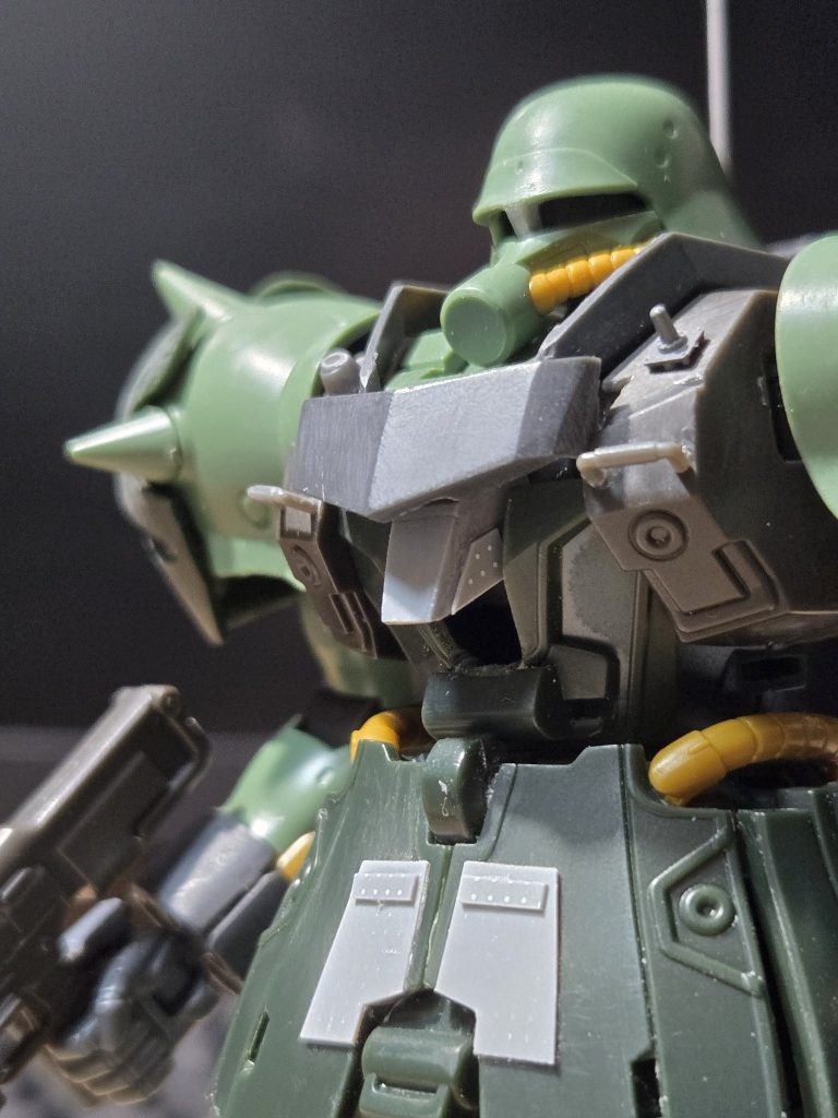 今回目玉の改修ポイントは、コックピットハッチの可動化。4回くらい作り直したのですが、結局肉抜きプラ棒でCジョイントを作り、ハッチ展開時のクリアランスを考えながら位置を調整。ハッチ部分はプラ板でスクラッチし、従来のものよりエッジを出すことを意識。開口部分の断面は、塗装前に1000番で処理して整えました。