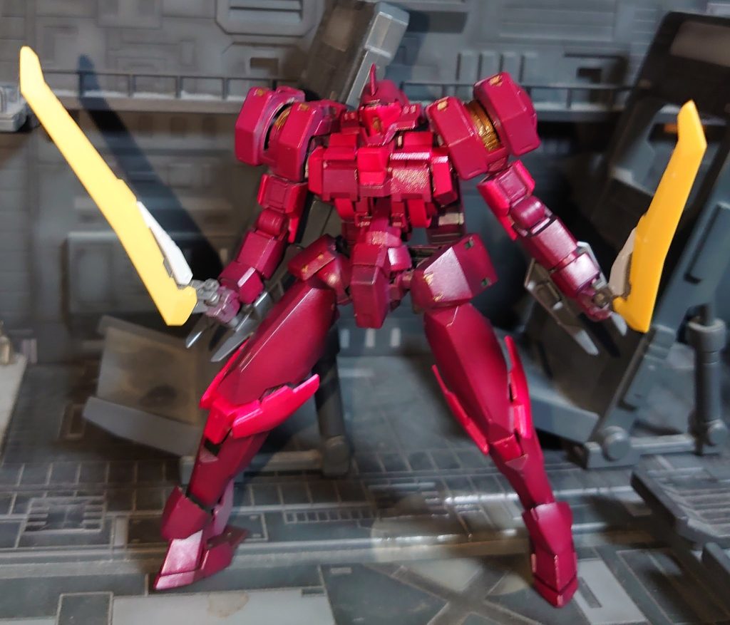 赤ろ金色で塗装　元のキットの白いとこと緑のとこで赤の明るさが違うので２色目をいれずこのまま赤い機体にしました