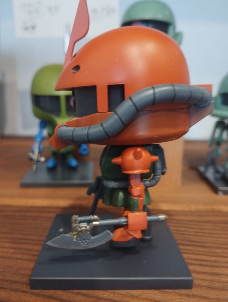 バルカン穴をピンバイスで4つ開け、ヒートホークの刃をランナーの商品名の書いた部分を使い延長。