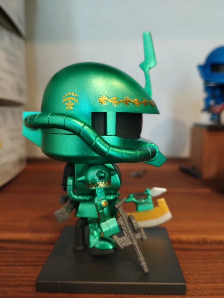 肩アーマーの棘は削り落とし、肩アーマーに軽く穴を開けてカットしたランナーを接着し角度を変えて成型しています。他のザクプラくんからスパイクアーマーを移植してダブルスパイクアーマーにしています。