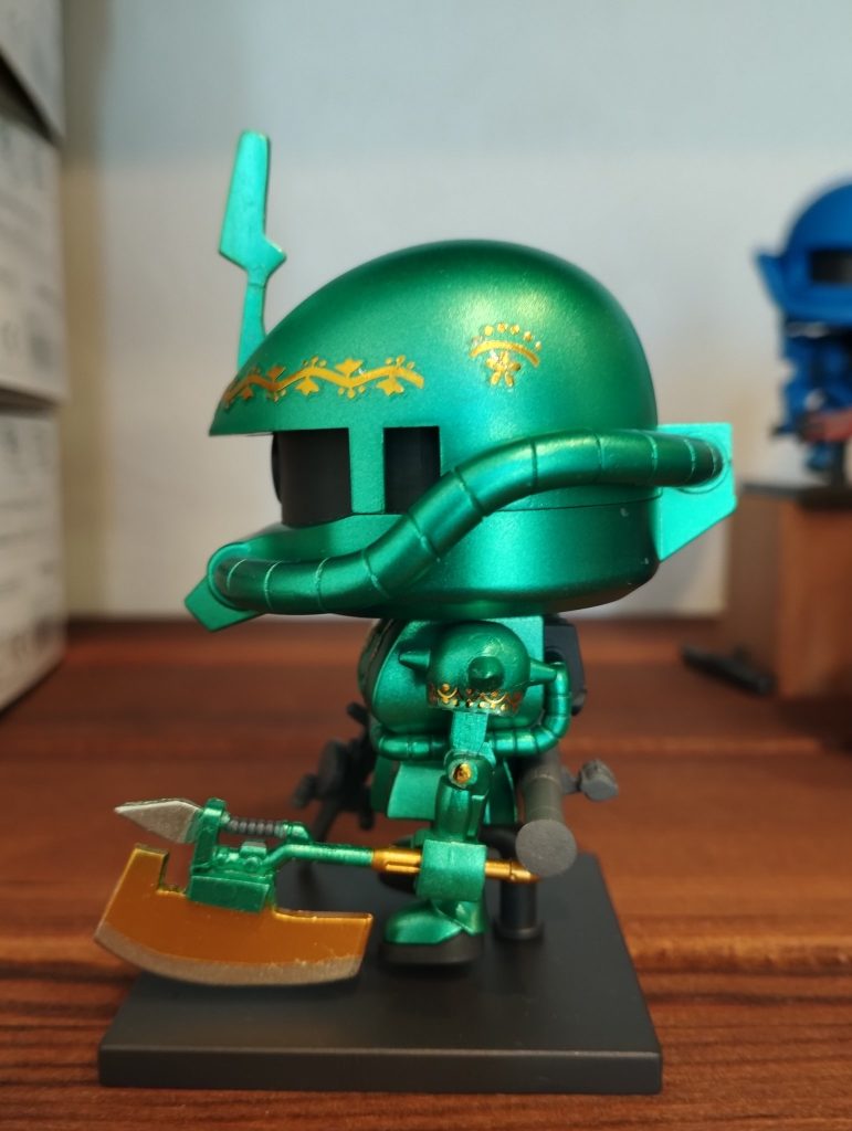 大型ヒートホークをそれっぽく。最近のガンプラはプラバンにひっつかない素材の為、ナンナーのネームプレートを切って張って延長しています。バンダイは責任持って新素材のプラ板を販売して欲しいものです。