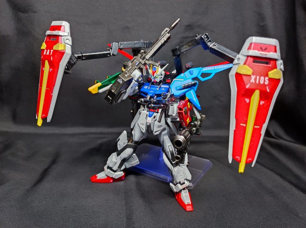 謎ポーズ。フォートレス化に伴う追加武装57mm高エネルギービームライフル:ストライク標準の武装。バッテリーパック増設によりエネルギーに余裕が生まれたことと、手数の向上と喪失時のリスクを鑑み2丁装備している。ロケットバズーカ:モルゲンレーテ社の試作品。非PS装甲のMSに対して十二分な威力をもつ。接続アームを介して発射指示が可能であるため、腕部マニピュレータを占有せずにビームライフルとの同時使用も可能。ハンドミサイルユニット:モルゲ(ry バズーカバレル部に設置。こちらもバズーカと同様手持ちせず発射が可能。対艦3連ミサイル:バズーカ側面に設置された大型ミサイル。元は対艦用のためMSに対しても有効。対MS3連ミサイル:対ビームシールド裏面に設置された対MS用ミサイル。設置場所の関係から早期の使用が推奨される。対MSミサイル:ランチャーのコンボウェポンポッドシールド部に2発装備。こちらもシールド面に装備のため早期使用が推奨される。多連装マイクロミサイル:エール後方に取り付けられたミサイル。装弾数は多いものの威力は低いため、主に牽制や敵戦闘機及びミサイル迎撃に使用される。25mmビームバルカン:右腕部に装備。ライフル〜サーベル間の間合いでの使用を想定している。