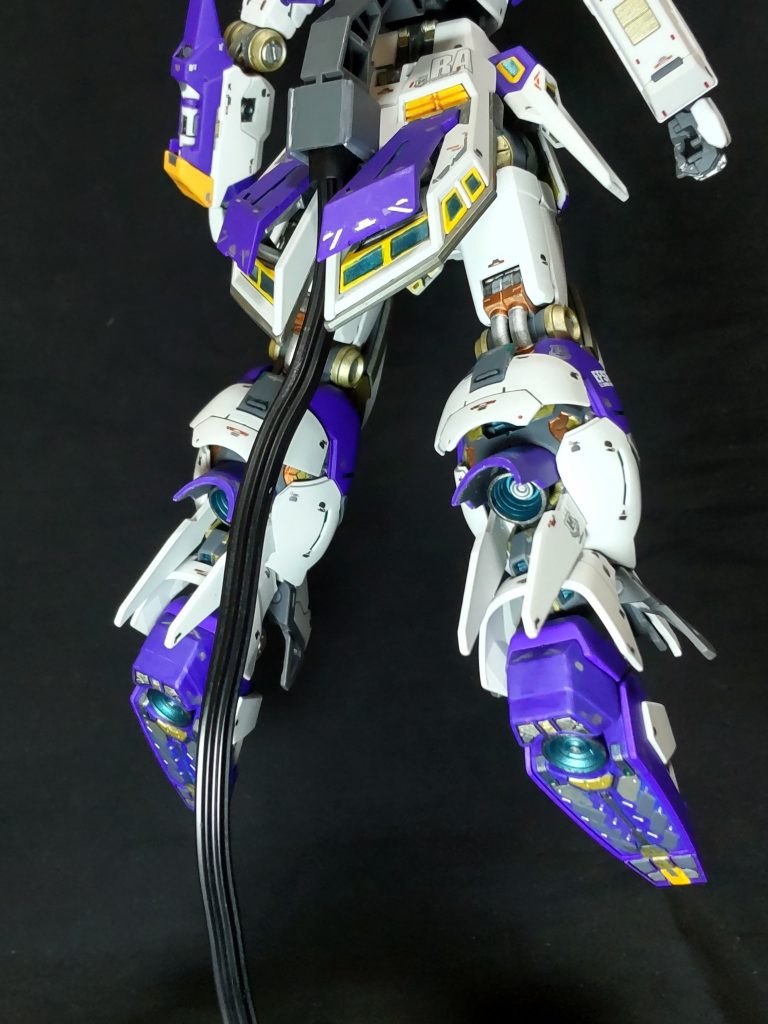脚部の展開ギミック、フレーム塗装が少し報われる😆。足裏は筆塗りで塗ってます。クレオスのスプレーのパープルとタミヤのパープルで少し色味が違いますが良しとします😄。