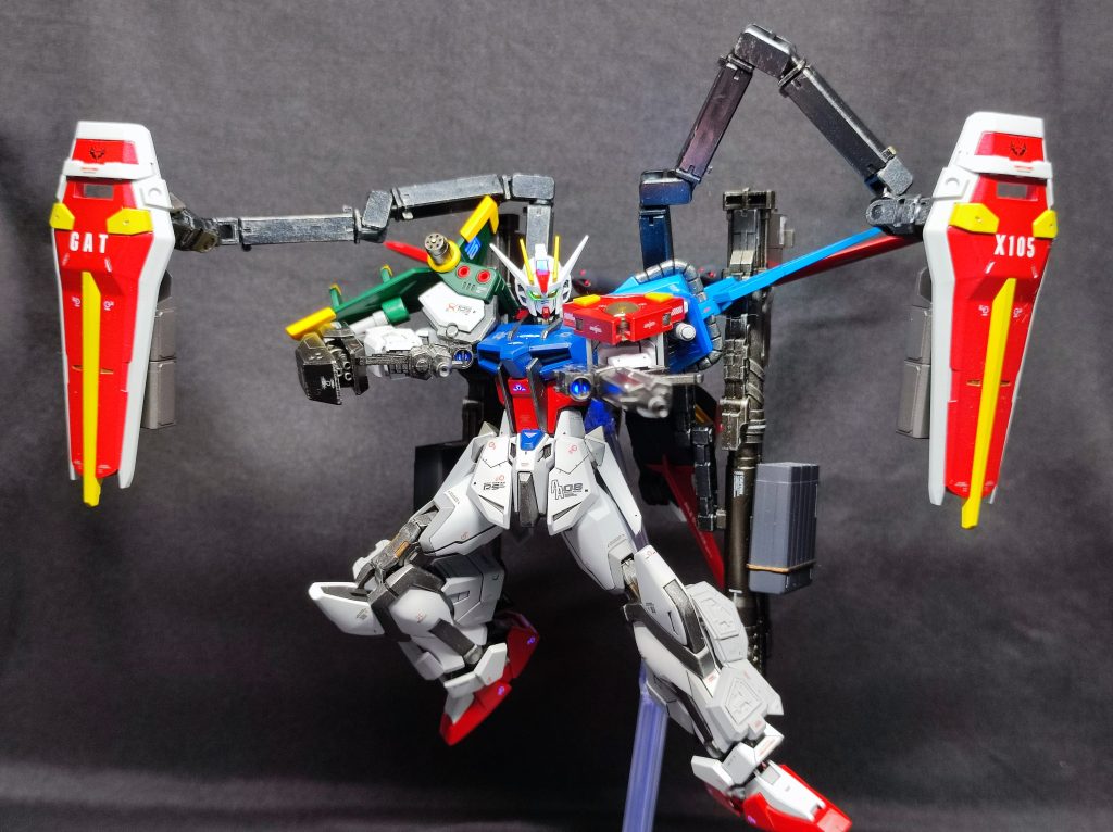 ストライクノワール風。塗装ホワイトのパーツは、スジ彫りも少なめなのでお手軽に情報量をあげたいと思い、白のモジュレーション？であえて1部サフのままにしてます。ただ、サフした時は気にならなかったのですが、実際にEXホワイト塗ったら予想以上に色味に差があったので、もっと白サフ比率上げとけば良かったと若干後悔…本体白:グレーサフ→EXホワイト本体白塗り分け:グレーサフ→グレーサフ＋白&黒サフ少量本体赤:ピンクサフ→モンザレッド＋ハーマンレッド少量本体青:グレーサフ→インディーブルー黄:ピンクサフ→キアライエローエール赤:ピンクサフ→ハーマンレッドエール黒:黒サフ→EXブラックエール白・グラスフェザー装備・ビームサーベル:EXホワイト＋EXブラック少量エールバッテリー等:グレーサフ→EXホワイト＋EXブラック少量＋余り物混合シルバー関節:黒サフ→余り物混合ガンメタ(青系統)アーム:黒サフ→ステルスグレーバズーカ:黒サフ→EXゴールド＋ガイアガンメタバズーカ以外の武装:黒サフ→余り物混合ガンメタ(茶系統)グラスフェザーバーニア、腕ガトリング等:スモークシルバーミサイルポッド:ファントムグレー+余り物混合ガンメタ(青系統)シールド白:グレーサフ→EX白＋余り物シルバーシールド赤:GXメタルレッド→クリア＋マルーン少量シールド黄:キアライエロー→余り物混合パールソード肩青1:スカイブルーソード肩青2:スージーブルー＋スカイブルー少量ランチャー肩緑:モウリーグリーン＋EXブラック少量ツインアイ:ガーレリフラッシーゴールドマーカー→蛍光イエロー→UVレジンその他水性・エナメル塗料で部分塗装＋スミ入れ、ガンメタパーツはエナメルチタンシルバーでドライブラシトップコートは武装とアームのみ8分つや、それ以外は2.5分つや仕上げ 