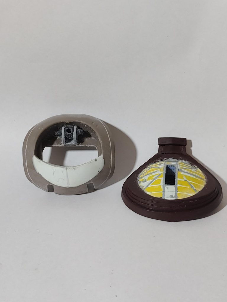 頭下部と胴体上部パーツのパテ盛り。整形下手なので今回プラ板でガイドを作りました。